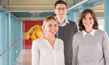 drei Personen stehen im Gang drei Personen stehen im Gang
